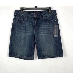 Tommy Hilfiger Mid Rise Bermuda Jean Shorts in Big Sur Wash. Size 6. NWT.